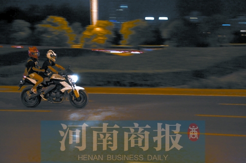 深夜，鄭東新區(qū)，不少人騎著摩托車(chē)呼嘯而過(guò)