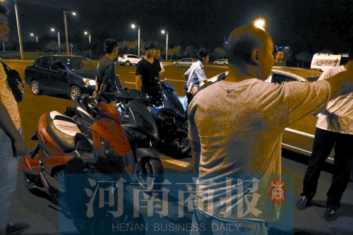 一小時(shí)內(nèi)，民警就扣了12輛摩托車(chē)、電動(dòng)車(chē)