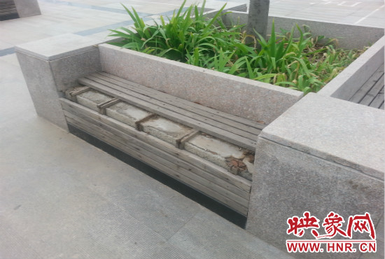 基礎(chǔ)設(shè)施破壞嚴(yán)重，一直無(wú)人修理。