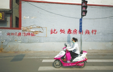 洛陽(yáng)一4層危樓直立丁字路口 行人路過心膽顫