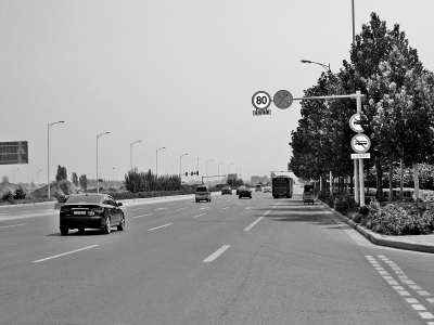 走訪鄭開大道，記者發(fā)現(xiàn)路上的限速標(biāo)志已明顯減少。