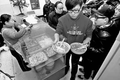 　　上圖2013年年初，很多鄭州市民光臨李剛的面館，掀起“全城吃面”熱潮。CFP供圖