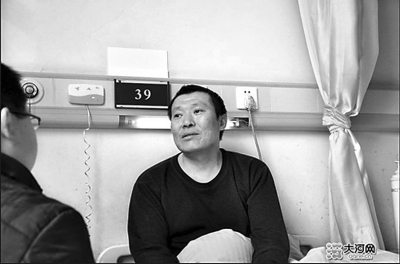 　　右圖李剛生前在醫(yī)院接受記者采訪。資料圖片