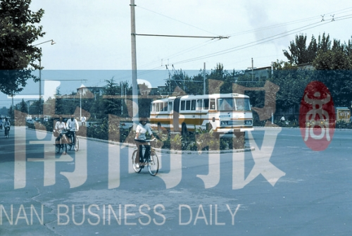 1983年的建設路，已經有了電車