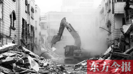 昨日，鄭州市棗莊社區(qū)拆遷現(xiàn)場，揚(yáng)塵漫天，附近居民叫苦不迭