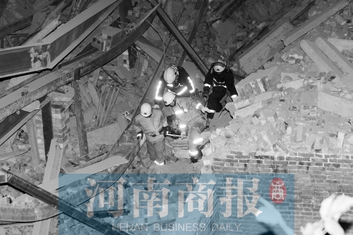 昨晚8點30分，消防員從廢墟中救出一名被埋者
