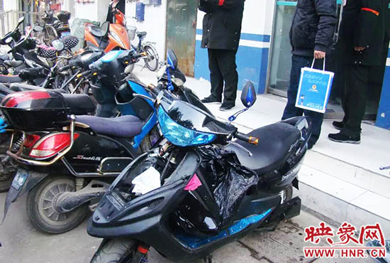 被撬的電動(dòng)車(chē)。