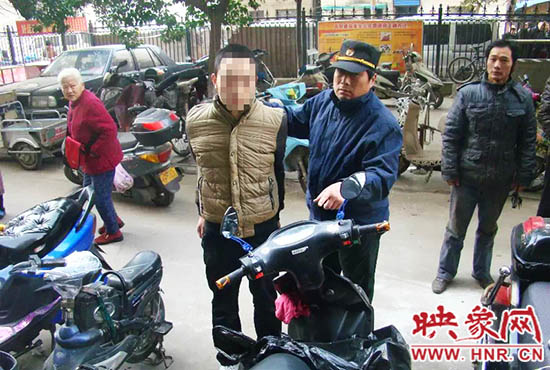 巡防隊(duì)員將盜賊控制。