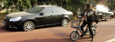 緊臨西三環(huán)一小區(qū)門口停的轎車，8輛車車胎被扎