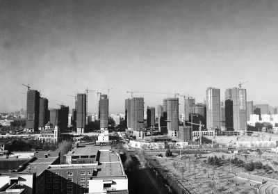 在鄭州市同一地點拍攝的照片，下為1月1日晴朗天氣，上為1月5日霧霾天氣。（拼接圖片）