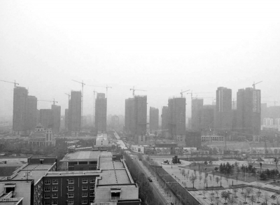 在鄭州市同一地點拍攝的照片，下為1月1日晴朗天氣，上為1月5日霧霾天氣。（拼接圖片）