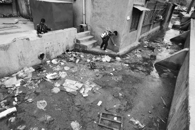 污水溝成了附近的孩子們放學(xué)后逗留的場(chǎng)所，十分令人擔(dān)憂。