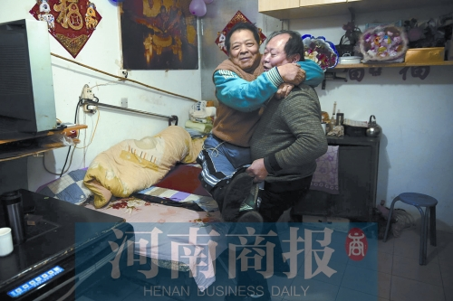 2015年1月15日，老鄰居抱起180斤重的高新海去坐三輪車，準(zhǔn)備出去轉(zhuǎn)轉(zhuǎn)