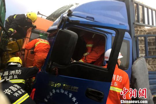 圖為21日，蘭南高速河南段21輛汽車發(fā)生連環(huán)相撞事故，消防人員對被困傷員進(jìn)行緊急救援?！」啤z