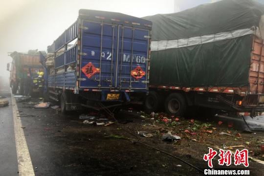 圖為21日，蘭南高速河南段車禍?zhǔn)鹿尸F(xiàn)場一片狼藉?！」啤z
