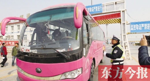 鄭州交警在鄭州黃河大橋安裝“機動車緝查布控系統(tǒng)”嚴查違法運輸行為，確保旅客安全。