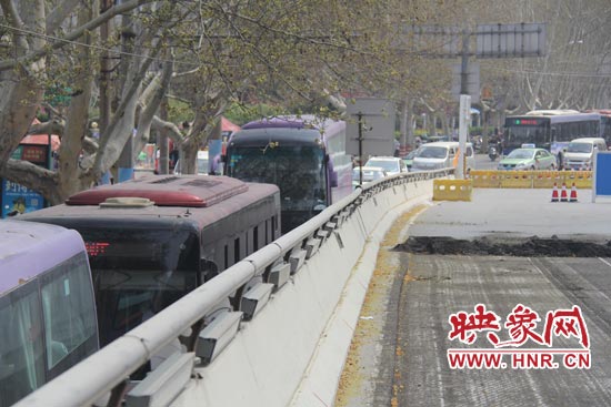 上下橋口圍擋處道路擁堵。