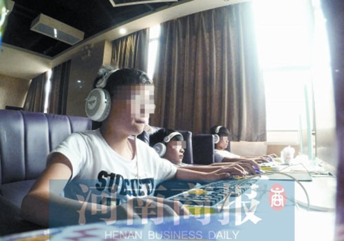 這家名為優(yōu)客體育競技俱樂部的店內(nèi)，有許多未成年人在上網(wǎng)玩游戲