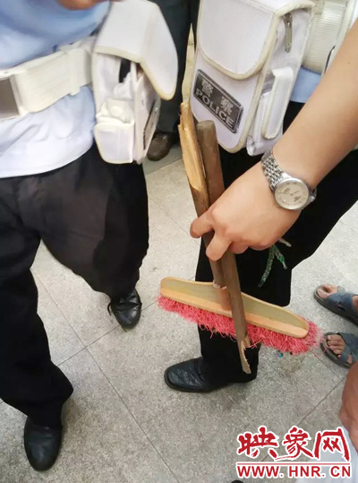 老太從環(huán)衛(wèi)工手中奪過掃帚，用腳踩斷，用力向環(huán)衛(wèi)工人的手上和腿上敲去。
