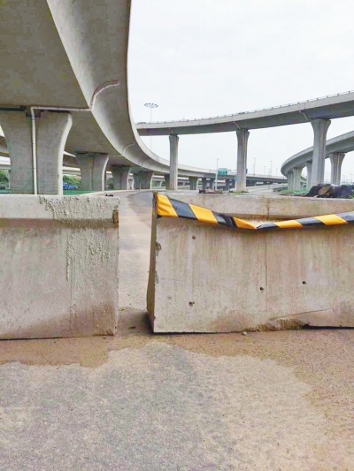  京廣快速路北延地面道路北三環(huán)入口處，一排石墩擋道，不讓入內(nèi)。