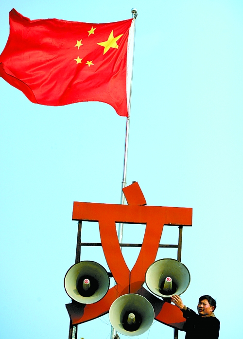 11月15日，新蔡縣磚店鎮(zhèn)黨員劉新峰在村口架起三個(gè)大喇叭，向群眾及時(shí)宣傳十八大精神。
