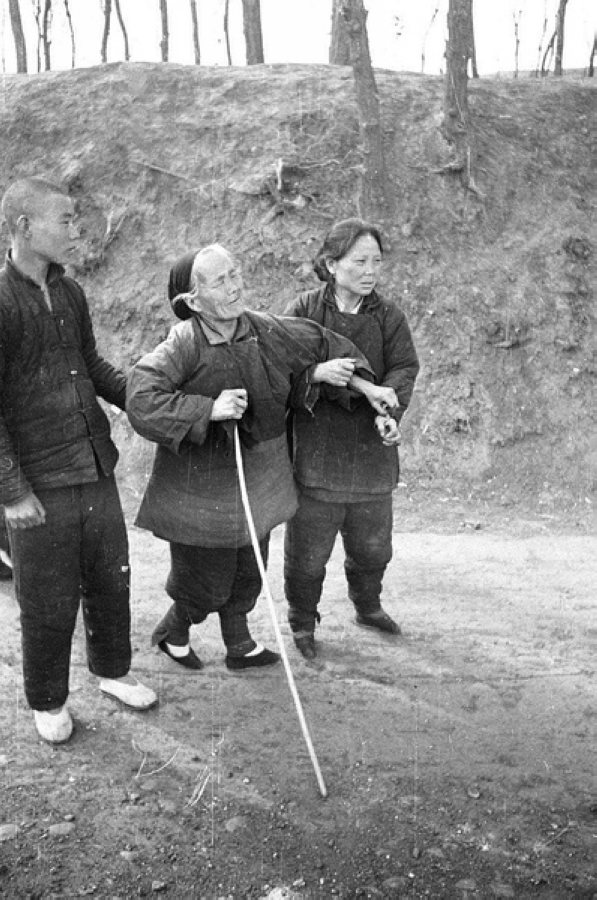 災(zāi)民，看到左側(cè)年輕人的白鞋，應(yīng)該是剛死去親人