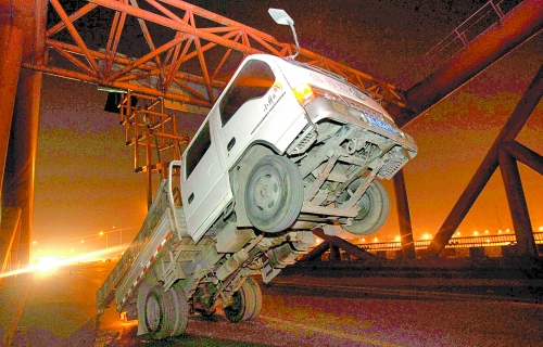 　車上升降機的工作臺被卡，車身前部高高翹起。