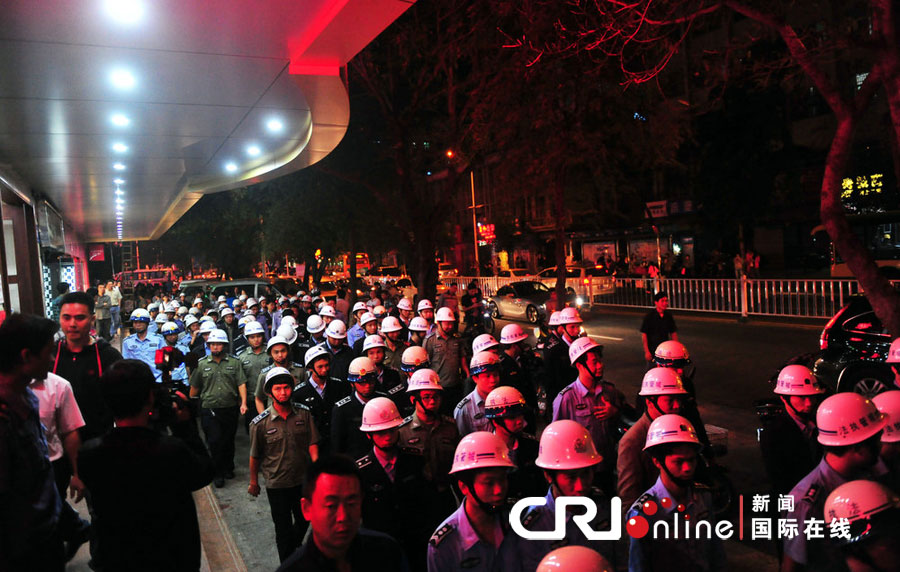 2012年12月26日晚，海南省三亞市，三亞市綜合行政執(zhí)法局河西大隊(duì)近百名城管上街執(zhí)法。