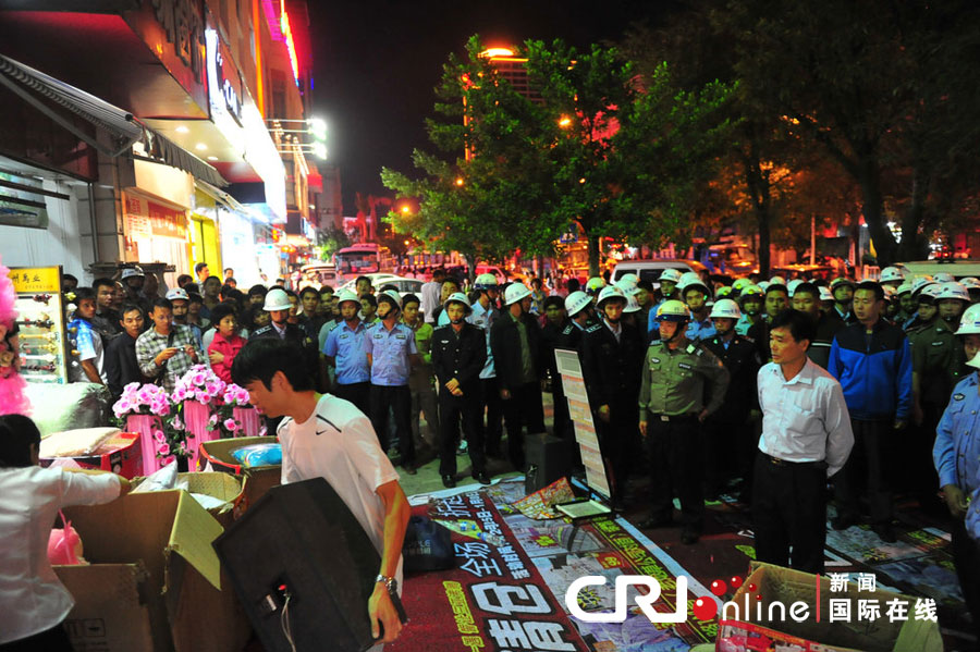 　2012年12月26日晚，海南省三亞市，三亞市綜合行政執(zhí)法局河西大隊(duì)近百名城管上街執(zhí)法。