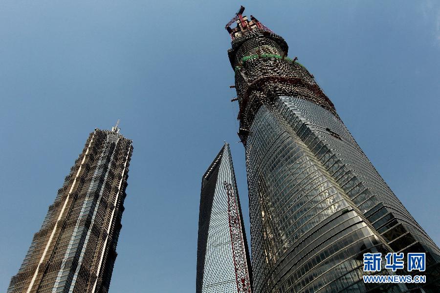 4月11日，正在建設中的“上海中心”（右）的高度已超過金茂大廈（左）和上海環(huán)球金融中心（中）。