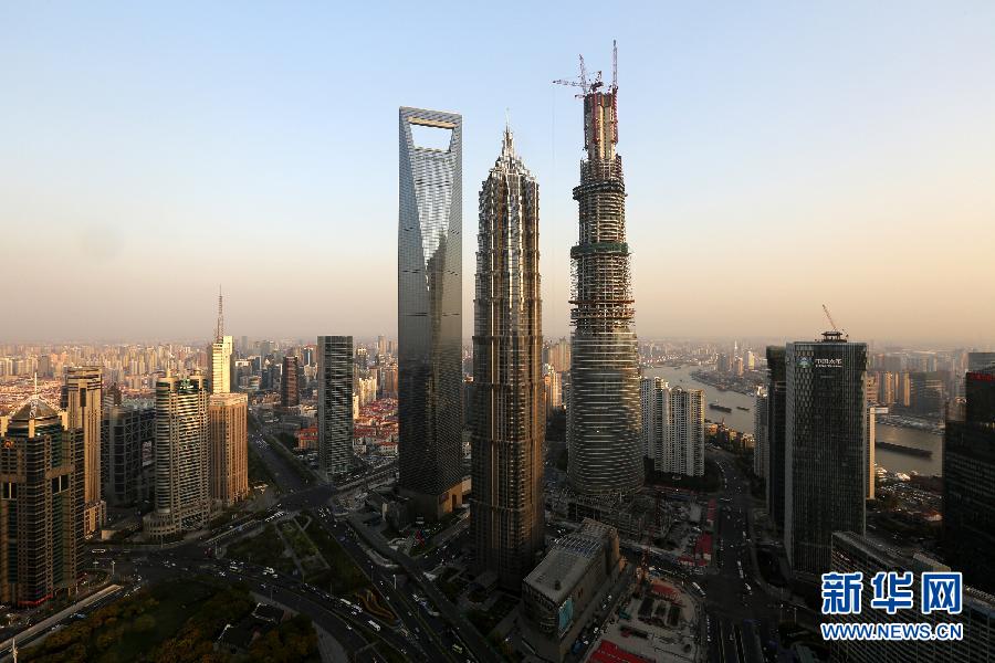 這是4月10日拍攝的上海陸家嘴，右側建設中的超高層建筑為上海中心大廈。