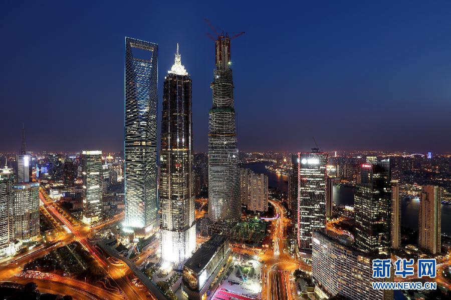 4月10日拍攝的上海陸家嘴，右側建設中的超高層建筑為上海中心大廈。