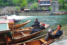 4月12日上午，湘西鳳凰縣杜田村，許多船只?？吭阢叺却慰?。據(jù)守候在此的船家們反映，到當(dāng)日上午11點(diǎn)還沒(méi)有出過(guò)一趟船，平時(shí)這個(gè)時(shí)候都已經(jīng)來(lái)回四五趟了。圖/實(shí)習(xí)記者楊旭