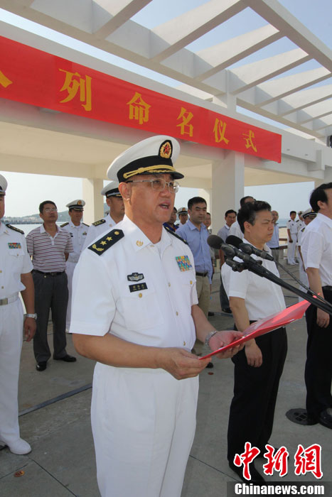 　南海艦隊司令員蔣偉烈宣讀了岳陽艦入列命名命令，并為該艦授旗、頒發(fā)命名證書。