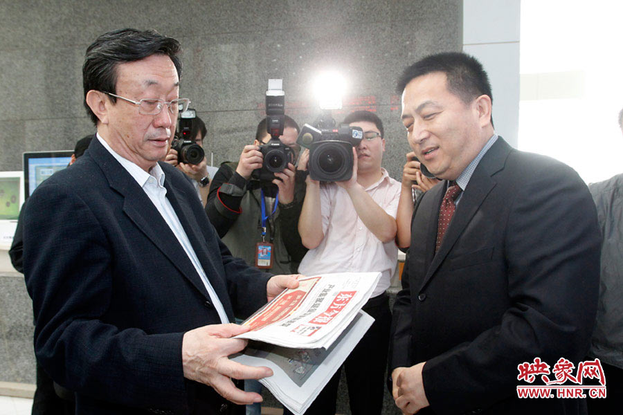 東方今報報社社長趙國平向河南省委書記、省人大常委會主任郭庚茂匯報東方今報的內(nèi)容、發(fā)行等情況 東方今報