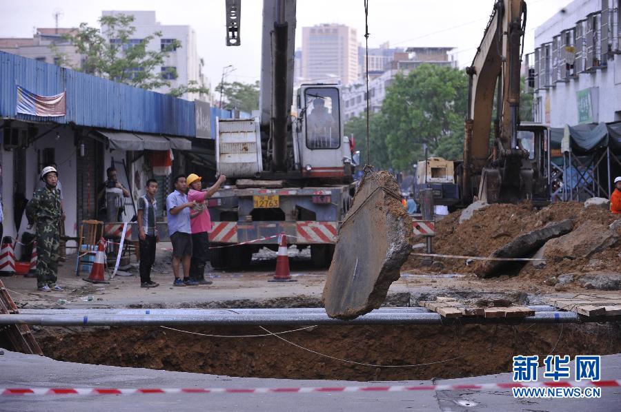 5月21日，在廣東省深圳市龍崗區(qū)橫崗街道紅棉二路華茂工業(yè)園路面塌陷處，救援人員在現(xiàn)場救援。