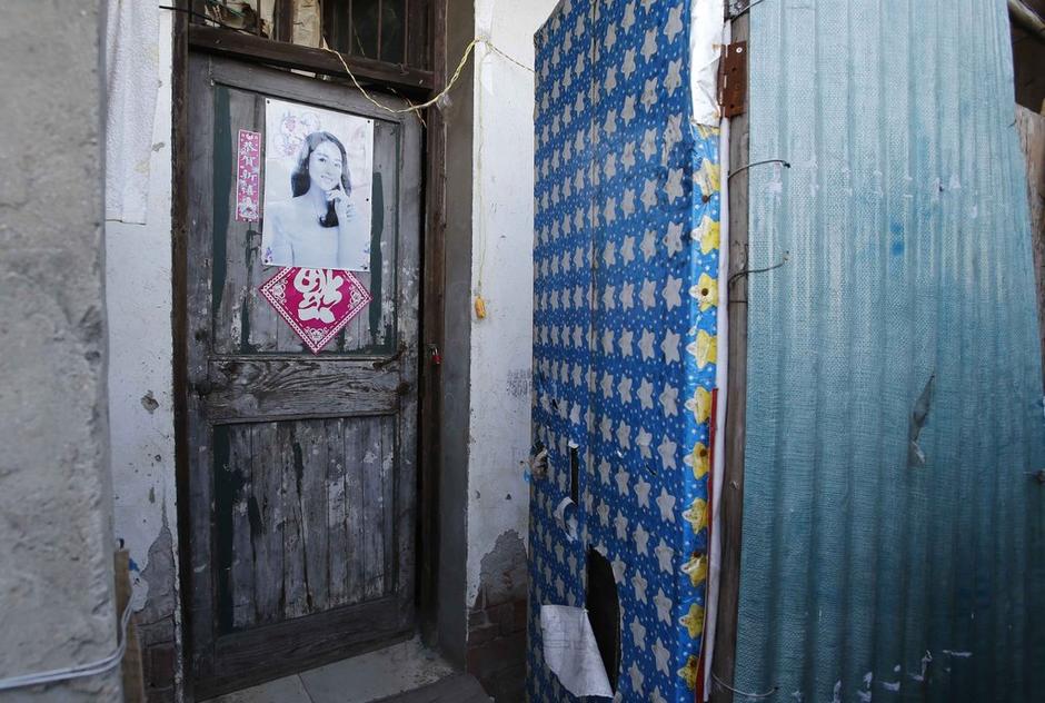 36歲的河南信陽(yáng)打工者陳小龍?jiān)谶@里租了一間屋子住，2012年底開(kāi)始，他偷偷在出租屋里挖地窖。