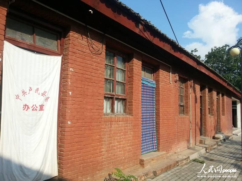 圖為盧氏縣委使用了56年的土坯辦公房。圖片來源：人民網(wǎng)