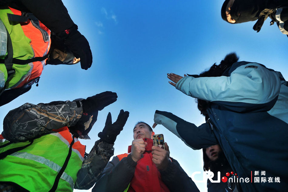 2012年12月23日，北京靈山，救援人員在積雪四十厘米多的山上搜救。