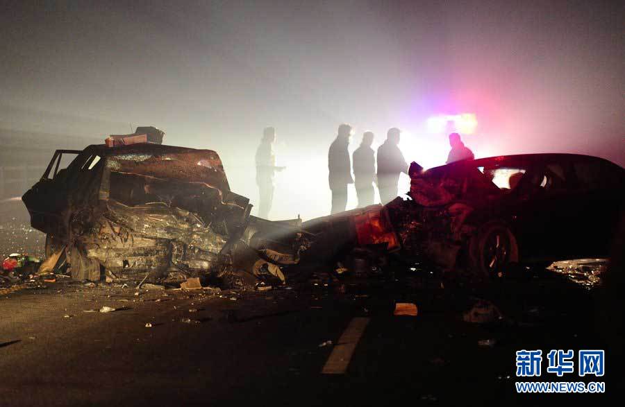 2013年1月9日，合肥，事故現(xiàn)場，兩輛受損車輛已經(jīng)全部變形