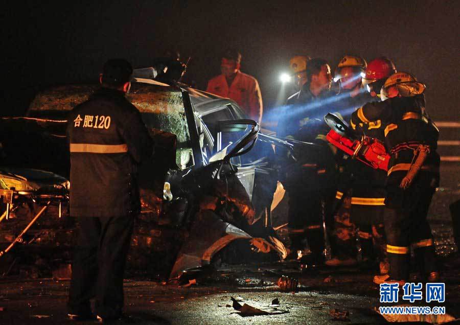 2013年1月9日，合肥，事故現(xiàn)場，兩輛受損車輛已經(jīng)全部變形