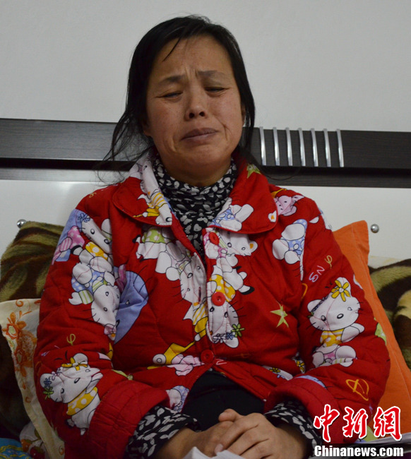 近日，記者在伊春市帶嶺區(qū)職工醫(yī)院廢棄太平間內(nèi)看到了陳慶霞，當(dāng)向記者講訴其兒子走失時(shí)，泣不成聲。