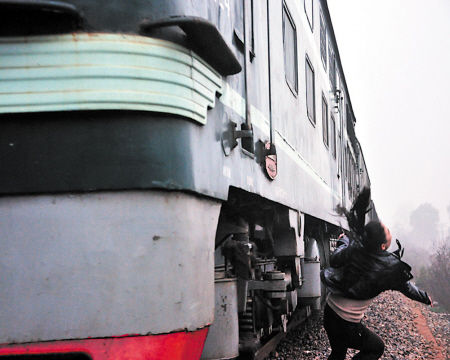 當(dāng)火車從小莉身邊飛馳而過(guò)，巨大的風(fēng)力讓她險(xiǎn)些丟了性命。