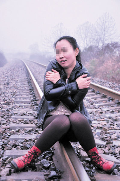 小莉正在鐵軌上拍照，民警提醒這樣十分危險(xiǎn)。 均為當(dāng)事人供圖