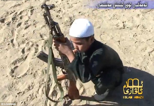 基地組織兒童突擊隊(duì)員持AK47射擊訓(xùn)練 基地組織兒童突擊隊(duì)員持AK47射擊訓(xùn)練