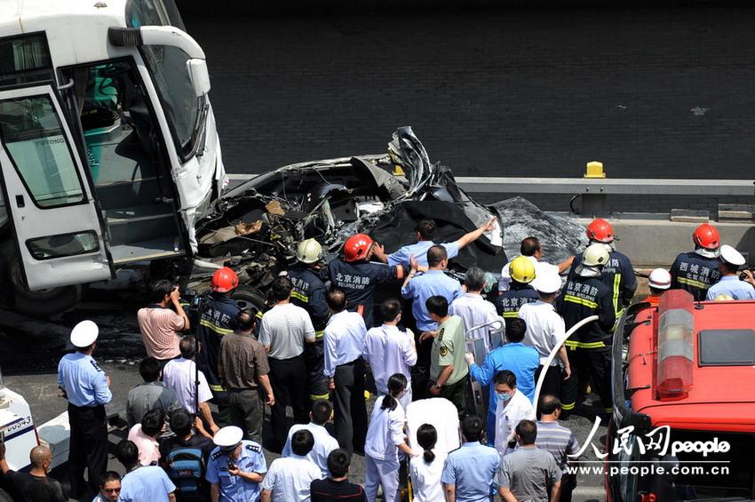 北京大客車追尾碾壓奧迪司機被困車中。