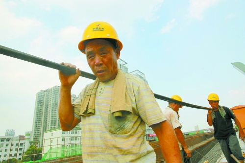 農(nóng)民工工作辛苦，權(quán)益理應(yīng)有保障。