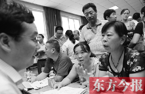 帶著孩子小升初的諸多疑問，眾多家長（右）向教育部門咨詢