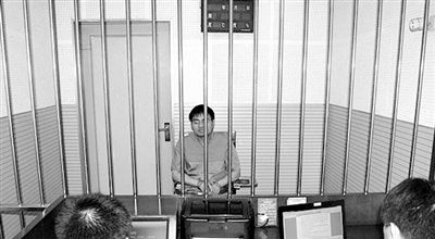 警方審訊犯罪嫌疑人“秦火火”。