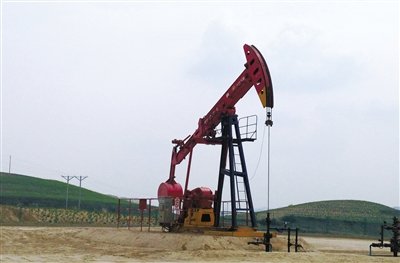 長(zhǎng)慶油田標(biāo)準(zhǔn)化井場(chǎng)，位于定邊縣新安邊鎮(zhèn)店子坪村黃土高原上。